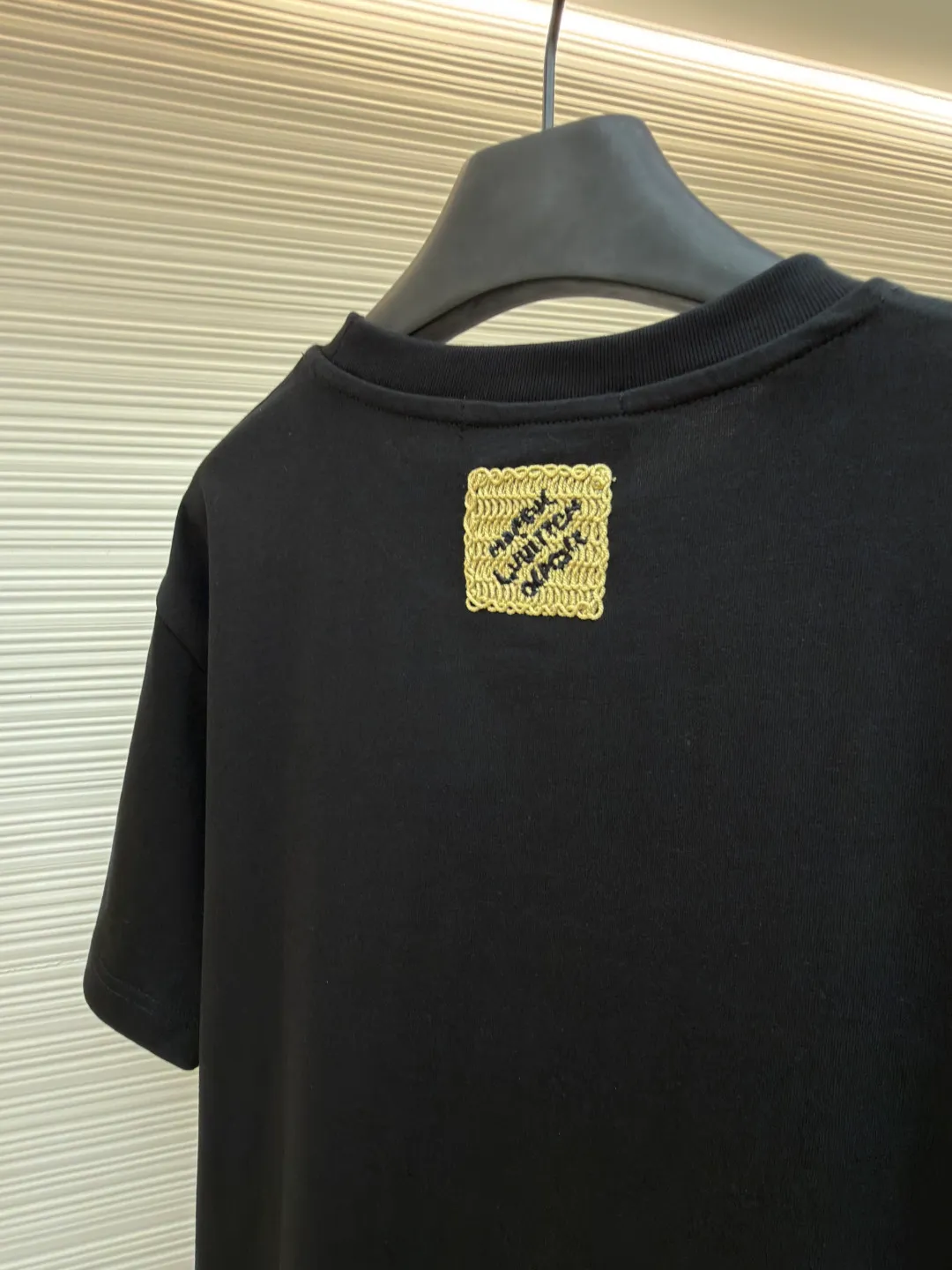 LOUIS VUITTON Raffia letter embroidered short sleeves ●Authentic product: Purchased and developed for 10399 ●Item number: 1680197-X95 ●Material: plain weave high-quality cotton ●Technology: double yarn tensioner thread ●Version: fitted version ●Weight: about 290 grams ●Size: S-M-L-XL ●Description: Clever use of iconic elements like raffia to add a touch of handcrafted flavor to the classic silhouette. Decorated with Louis Vuitton embroidery on the chest and Marque 1.Vuitton Dé 💰osée label on the back. The overall wiring is straight and delicate, the fabric is comfortable and soft, and the color is consistent without color difference. It can be matched with the same style to create a fashionable look and control various occasions. Customized accessories, complete with three standards, same style for men and women!